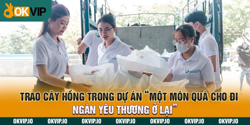 Trao cây hồng trong dự án “một món quà cho đi, ngàn yêu thương ở lại”