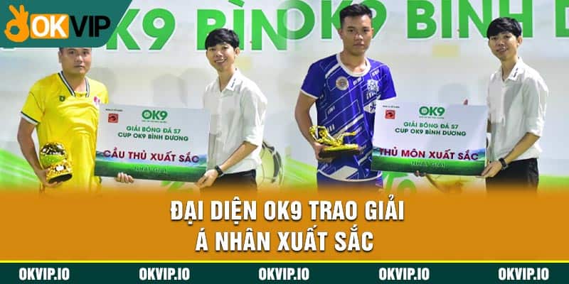 Đại diện OK9 trao giải cá nhân xuất sắc