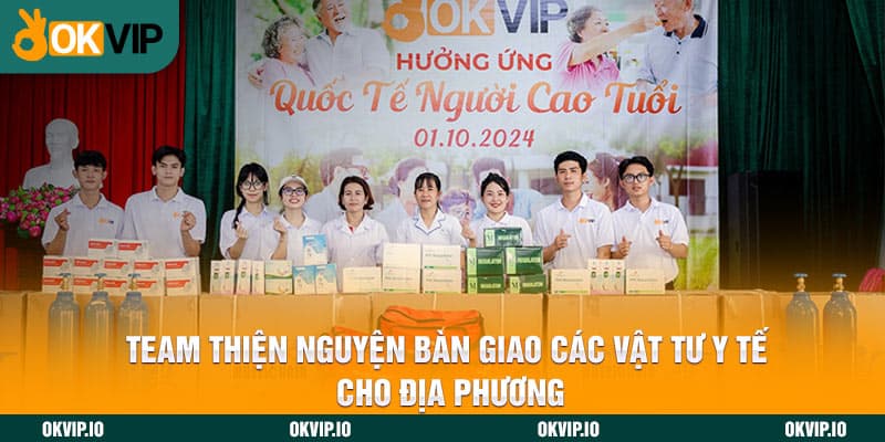 Team thiện nguyện bàn giao các vật tư y tế cho địa phương